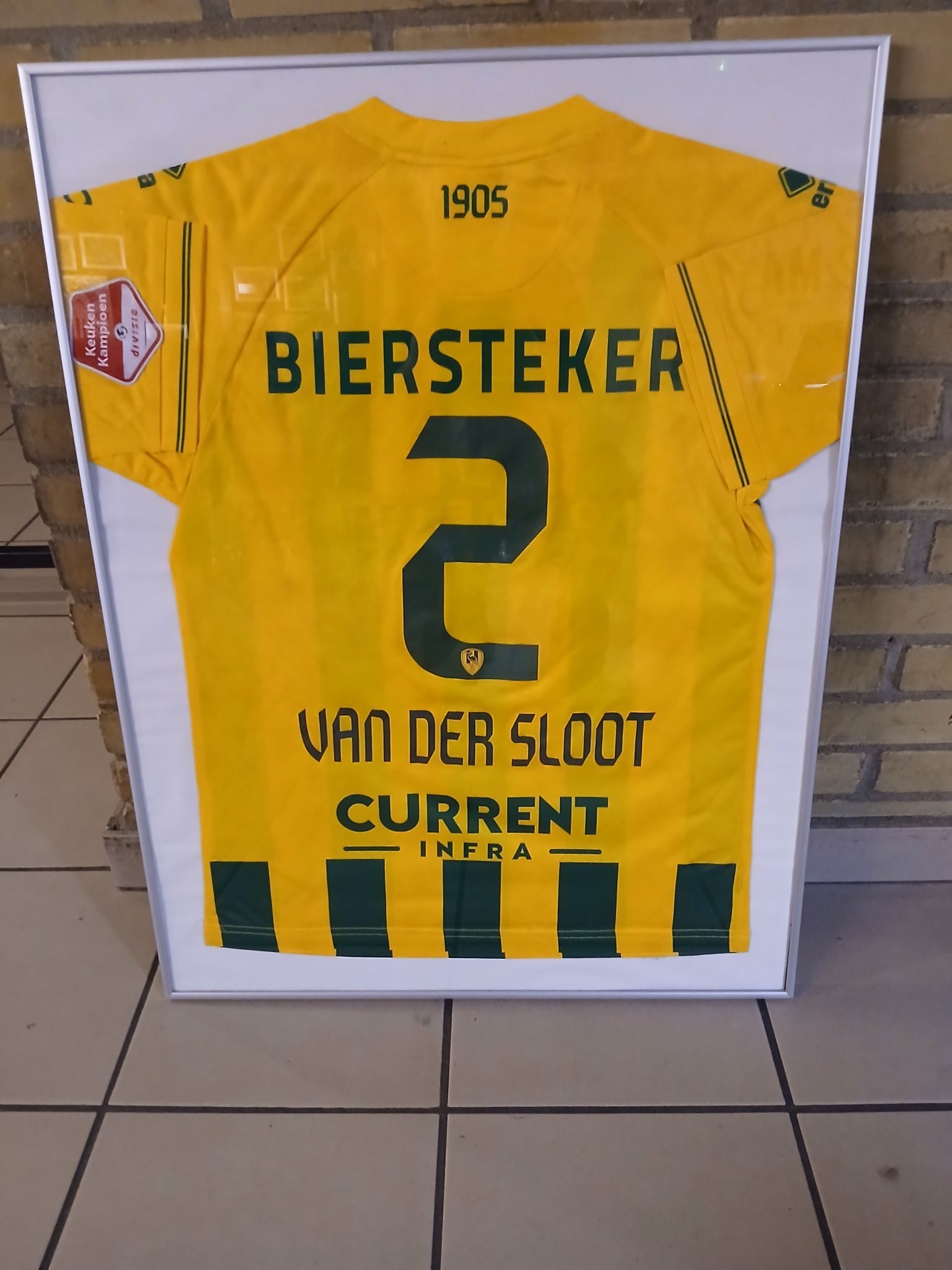 Mooi geschenk aan QS: ingelijst shirt Steven van der Sloot!